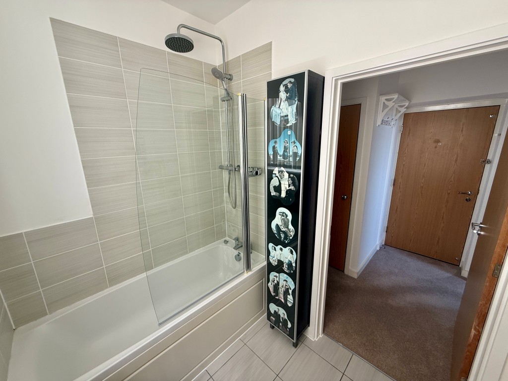 Lot: 69 - VACANT ONE-BEDROOM FLAT - Bathroom